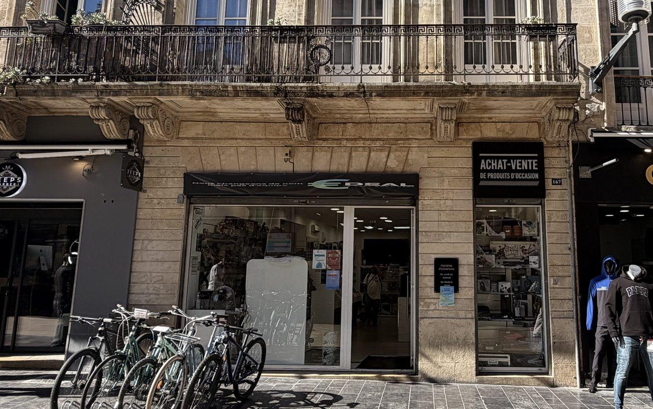 La devanture du magasin E Deal, achat-vente de produits d'occasion, au 167 rue Sainte-Catherine à Bordeaux