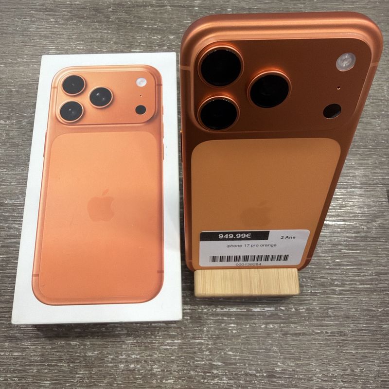 iPhone 17 Pro orange à côté de sa boîte d'origine